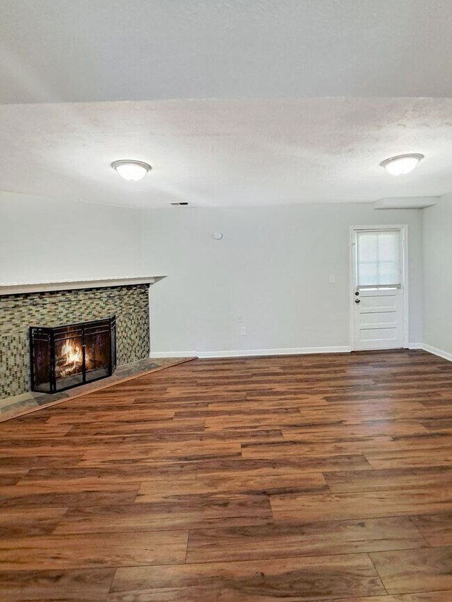 Building Photo - Coming Soon! Attractive Mid Century Modern...