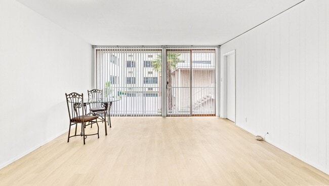 Building Photo - Lake Merritt Living: 1 Bed Condo with Pool...