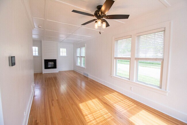 Building Photo - Beautiful Family Home Near Downtown And Hospital!