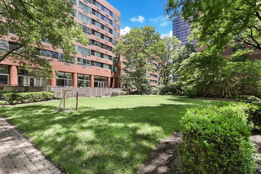 Building Photo - 200 E 94th St