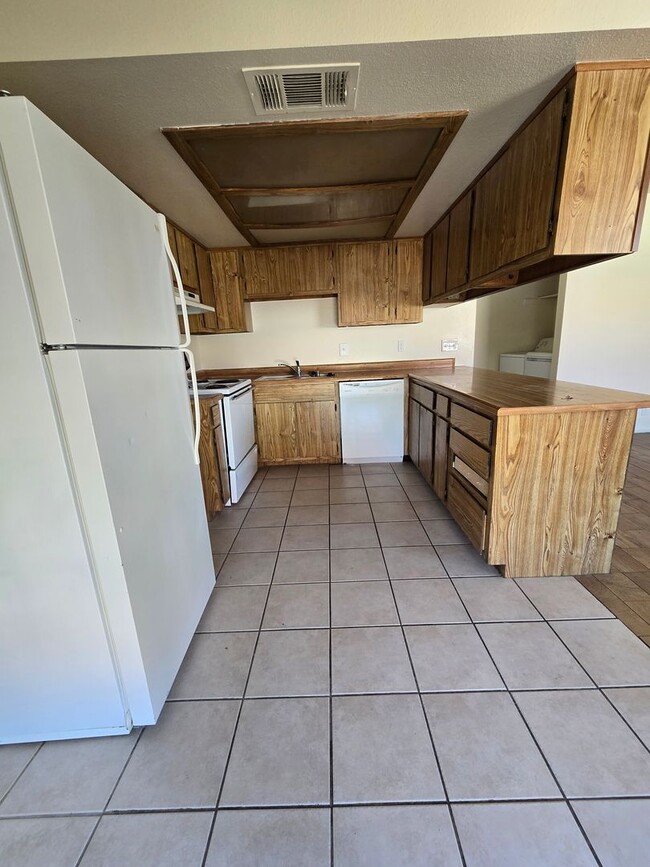 Building Photo - A nice & cozy 1-bedroom, 1-bathroom upstairs condo