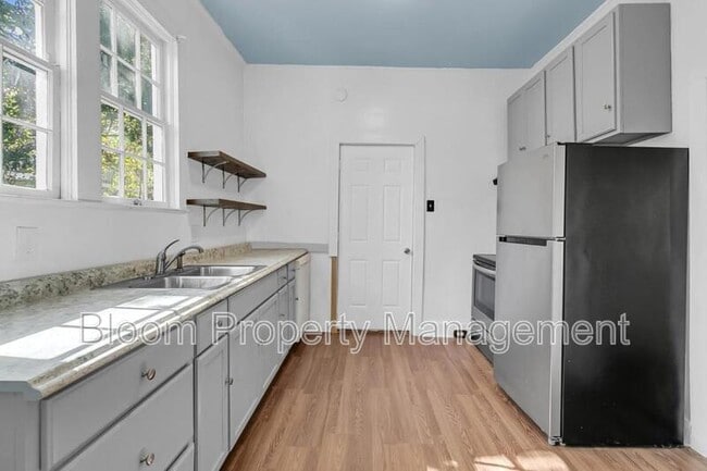 Building Photo - 299 Coming St