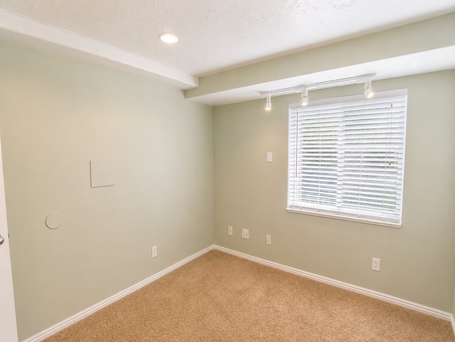 Building Photo - Charming 5-Bedroom Cul-de-Sac Home in Sandy with Garden Beds and Outdoor Space