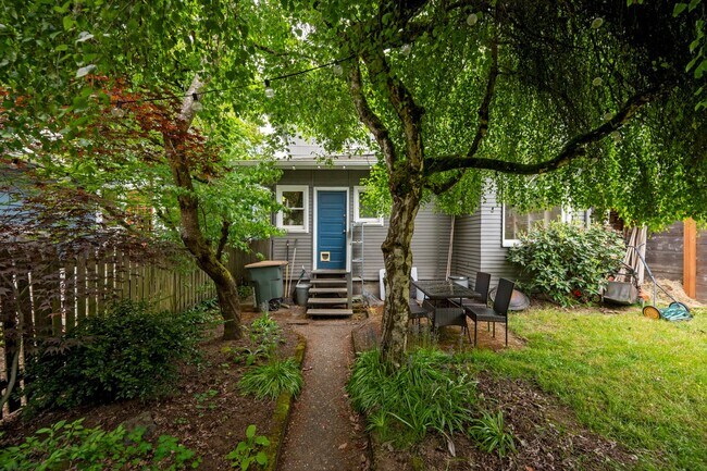 Building Photo - Charming & Spacious 4-Square 3 BR/1.75 BA ...