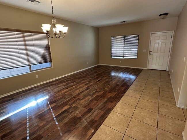 Building Photo - Spacious 5BR Duplex in Maricopa