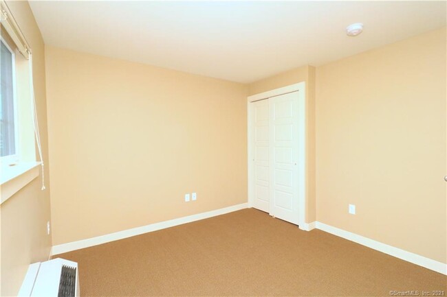Building Photo - 128 Custer St