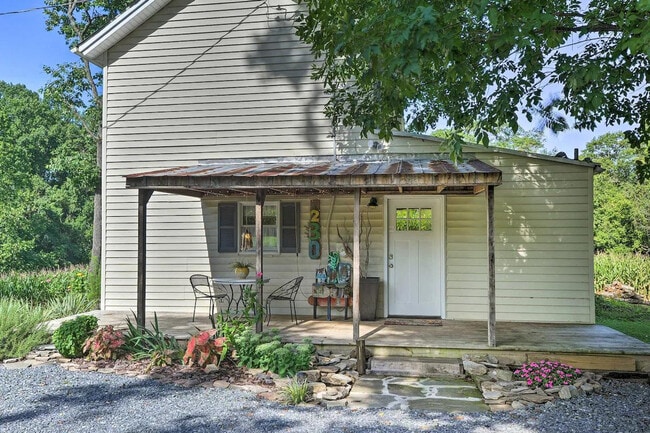 Building Photo - 240 Farmhouse Ln