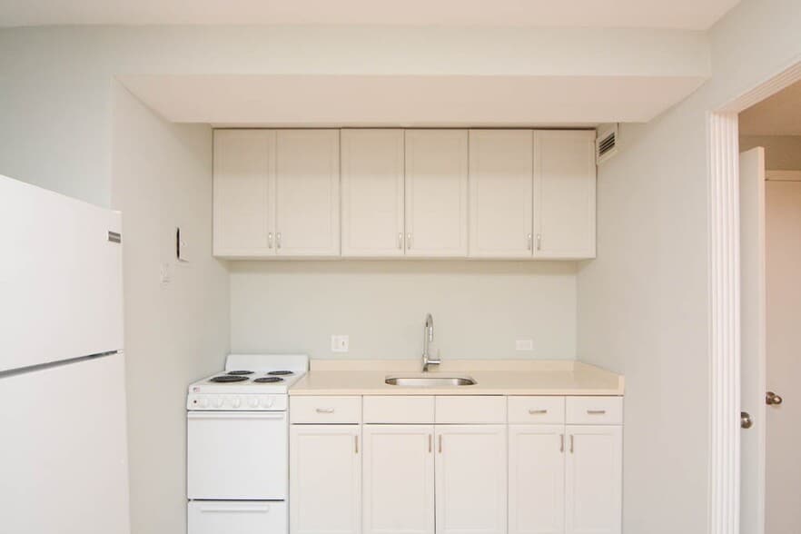 Building Photo - 450 W Wellington Ave