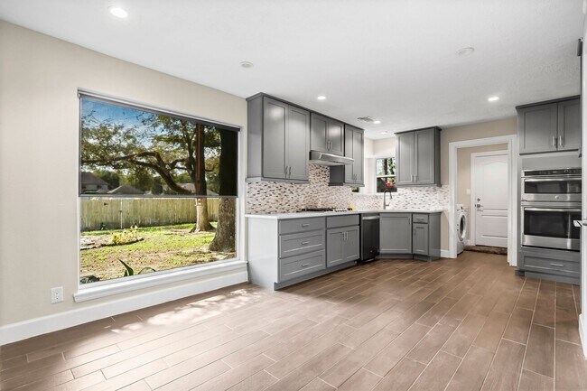 Building Photo - 11715 Park Creek Dr