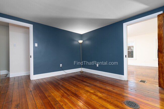 Building Photo - 423 N Bedford St