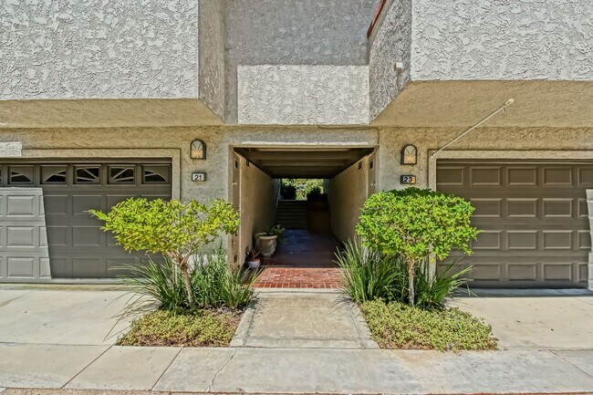 Building Photo - PRIME POOLFRONT LOCATION & CLOSE TO MAIN GATE! BRIGHT & SPACIOUS, END-UNIT POOLFRONT TOWNHOUSE W/...