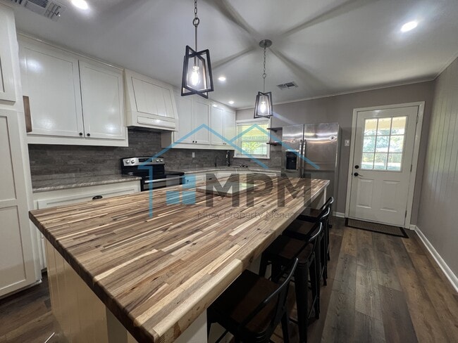 Building Photo - 616 Lakeshore Dr