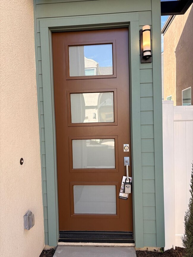 Building Photo - 3 Bed, 2.5 Bath townhome in Ontario!