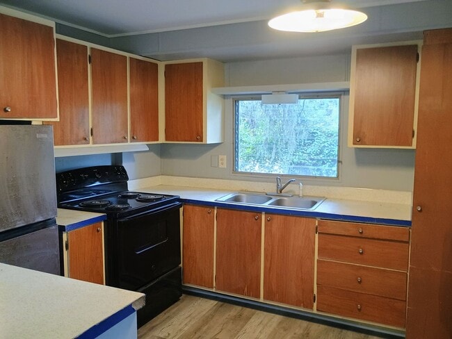 Building Photo - 2 bedroom 1 bathroom with HUGE bonus room