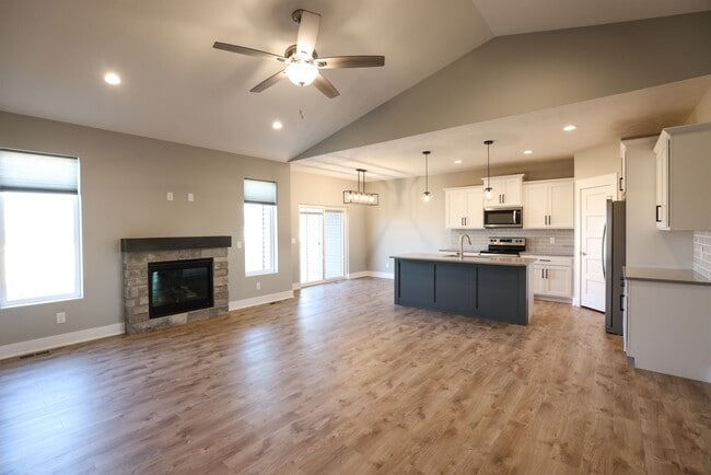 Building Photo - Luxury Townhome