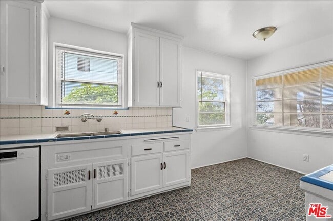 Building Photo - 228 3rd Ave