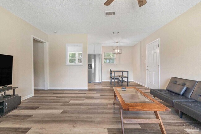 Building Photo - 8 Goodman Ln