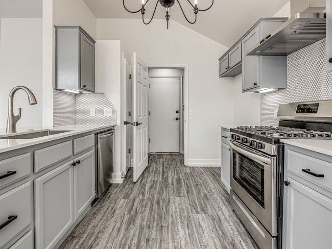 Building Photo - Newly remodeled home in Yukon!