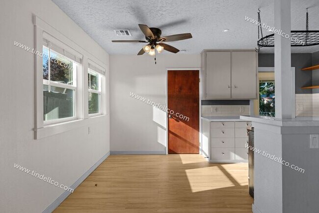 Building Photo - Charming 2-Bedroom Home with Fenced Yard in St. Johns - Pets Welcome!
