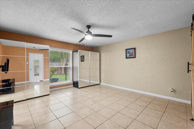 Building Photo - 883 Silverpines Rd