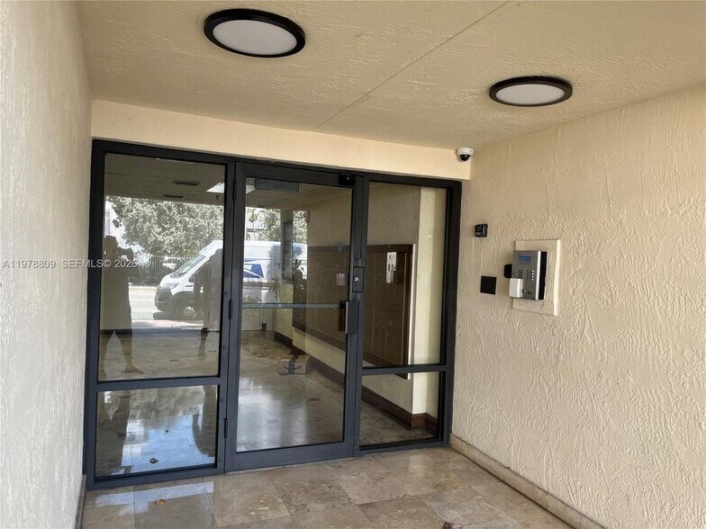 Building Photo - 1250 Lincoln Rd