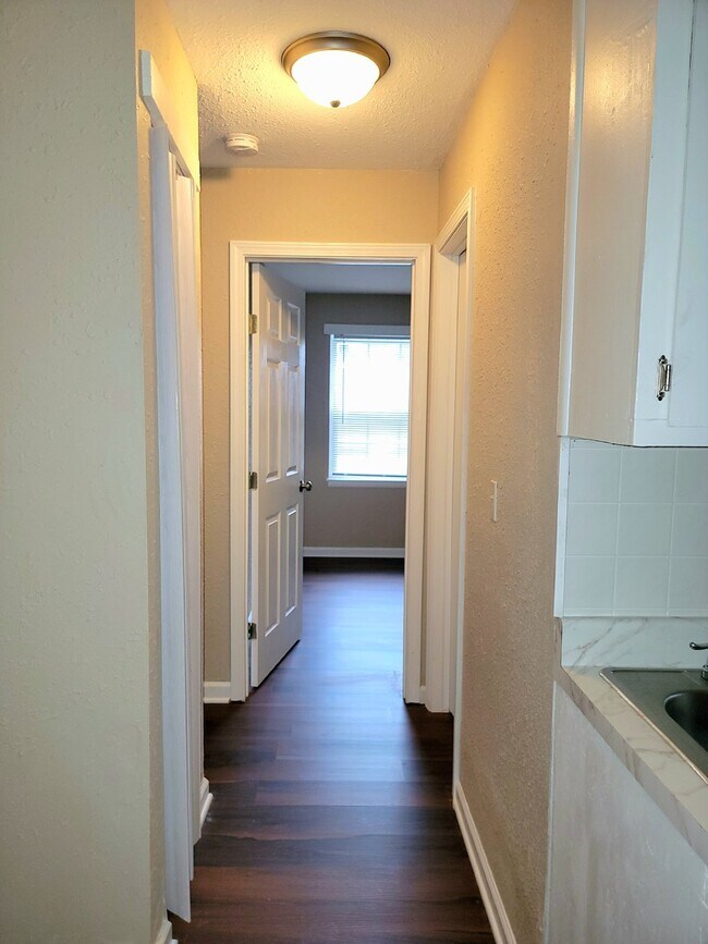 Building Photo - Section 8 Approved! 1 bedroom 1 bathroom w...