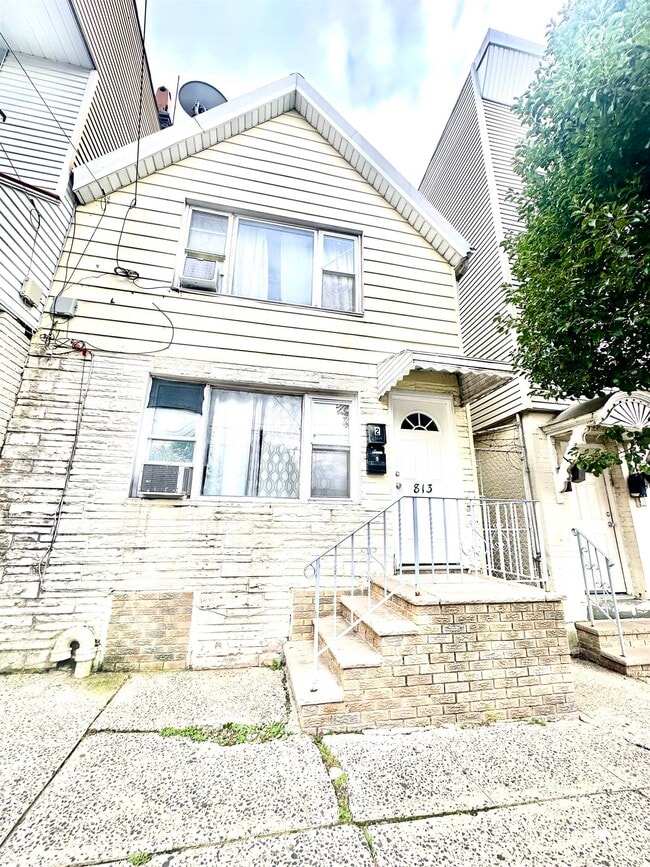 Building Photo - 813 7th St