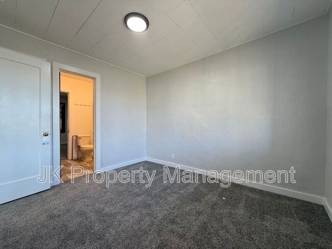 Building Photo - 1018 8th Ave S