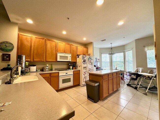 Building Photo - MUST SEE!! 3 bed/2 Bath Town Home! Close to Everything!