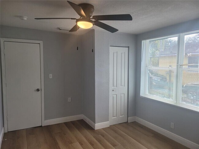 Building Photo - 1320 S Oleander Ave