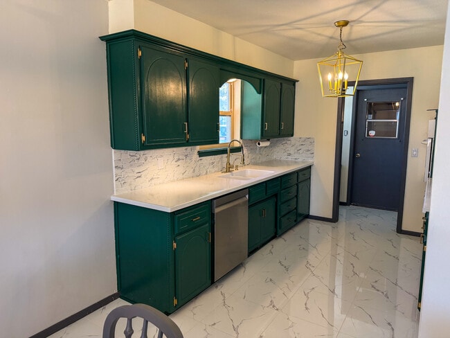 Building Photo - 1518 Cinderella Ave