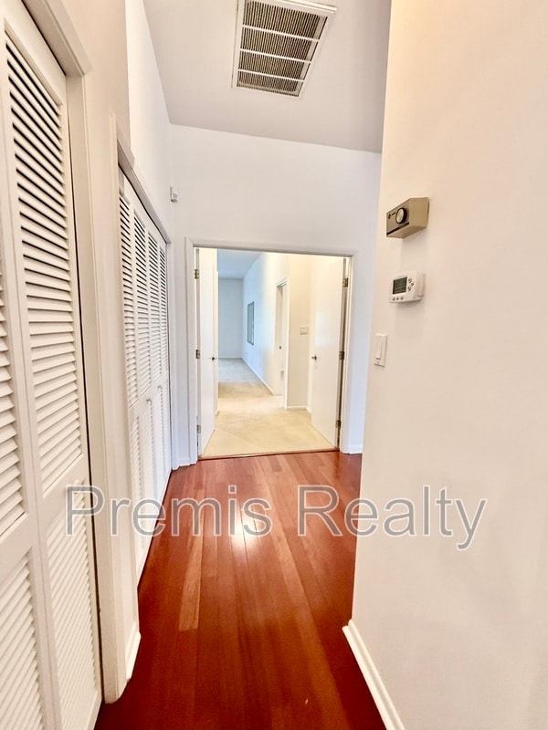 Building Photo - 642 Weathersfield Dr