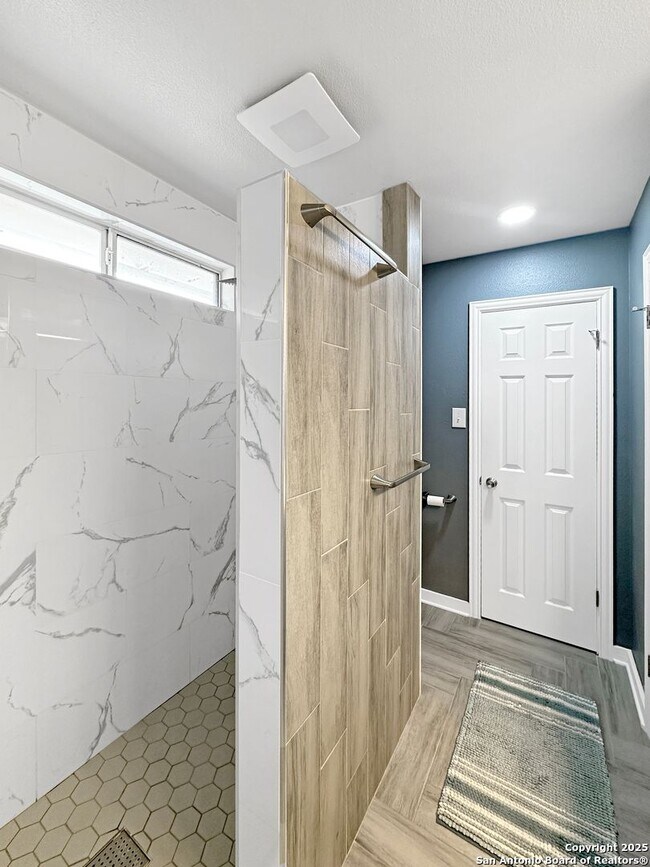 Building Photo - A beautifully remodeled 3-bedroom 2.5-bath...