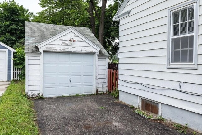 Building Photo - Welcome to this charming 2-bedroom, 1-bath...