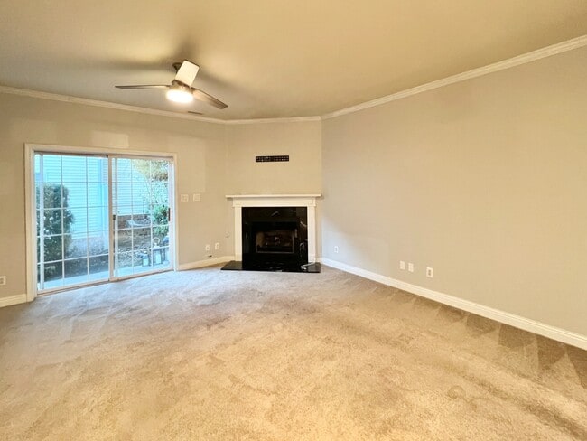 Building Photo - Spacious 2 Bed Condo!