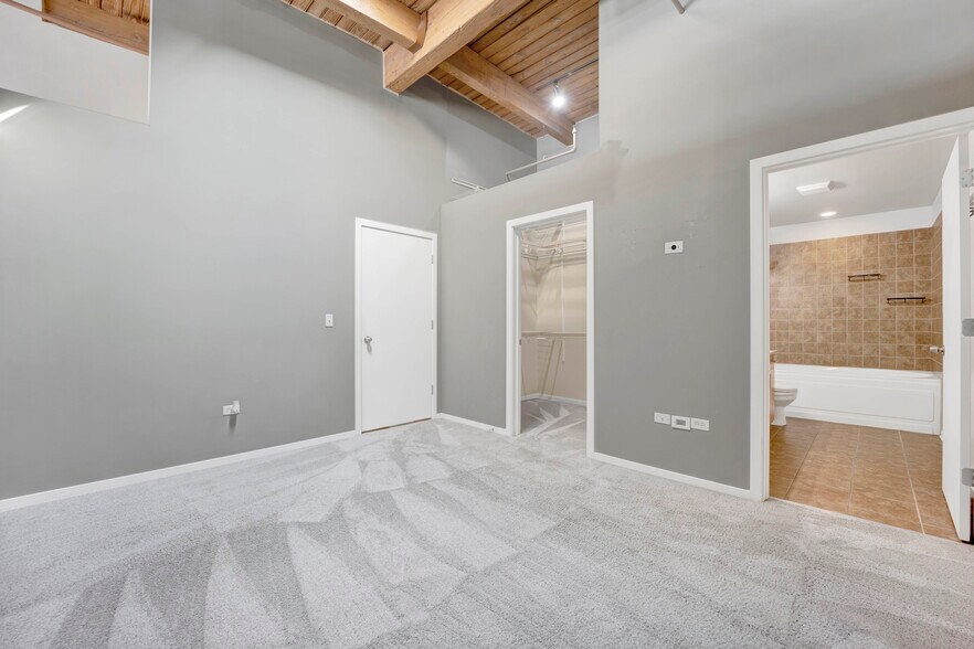 Building Photo - 1040 W Adams St