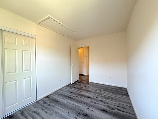 Building Photo - Charming & Spacious Two Bedroom One bathroom Unit
