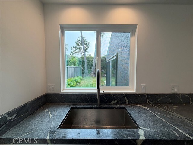 Building Photo - 15999 Via De Las Palmas