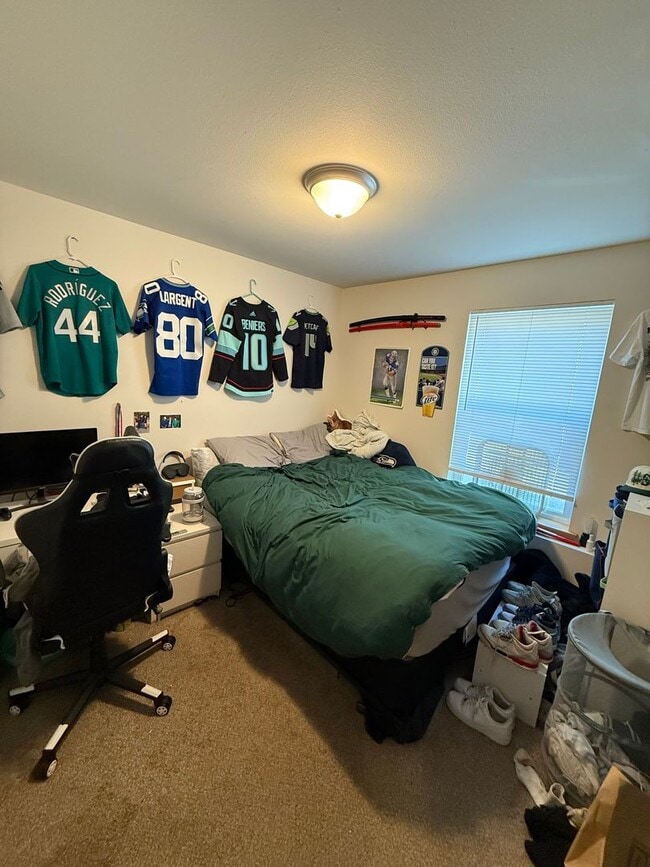 Building Photo - PRELEASING NOW! 6 bed/2 bath House! Walking Distance to WWU!