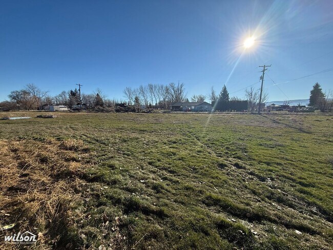 Building Photo - Spacious 3 Bed / 2 Bath Country Home on 1 Acre – Tieton, WA