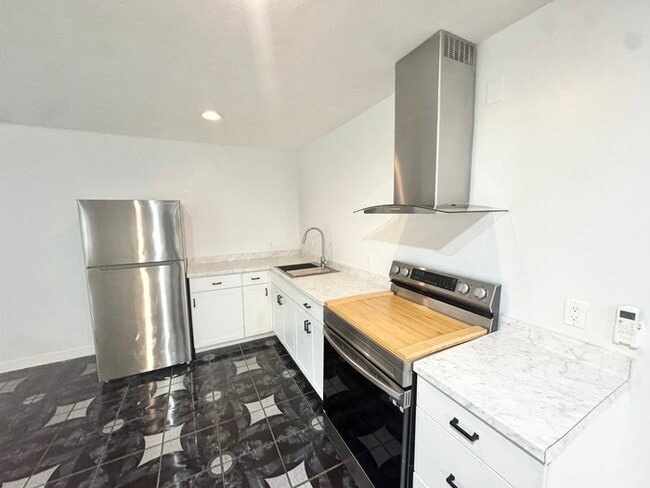 Building Photo - Charming/updated studio in North Highlands!