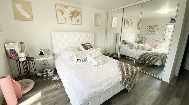 Building Photo - **1139 E Ocean Blvd #301 Long Beach** Upstairs 1 bedroom 1 bath !!2 weeks OAC!!