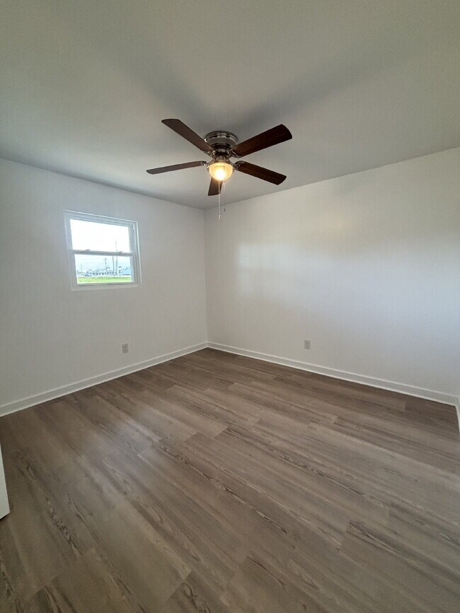 Building Photo - "Charming 2-Bed Oasis in Lynn Haven – Cozy...