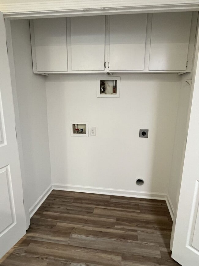 Building Photo - Refreshed 3 Bedroom End Unit Townhome near...