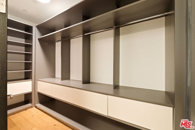 Building Photo - 1516 Forest Knoll Dr