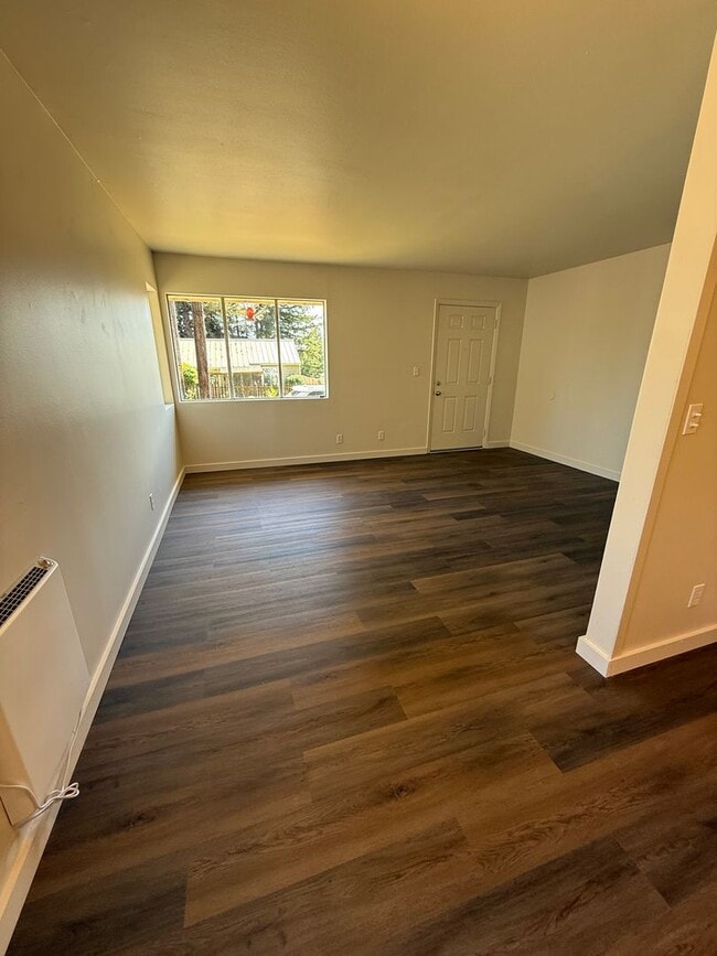 Building Photo - Newly Updated Cottage in Coquille