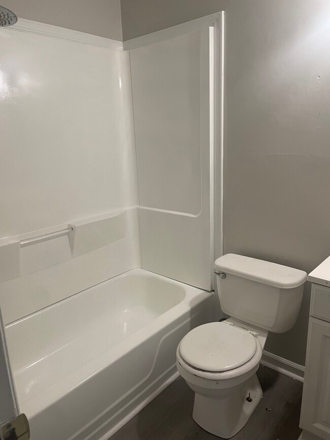 Building Photo - 221 Fountain Dr