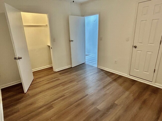 Building Photo - 4762 Trenton Dr