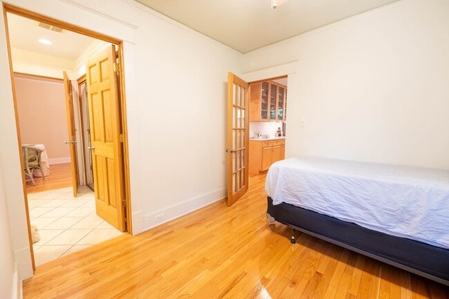 Building Photo - 6 Month Lease: 2 BED / 2.5 BATH HOUSE CLOS...