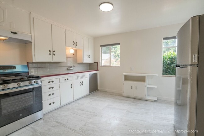 Building Photo - 16375 W La Chiquita Ave